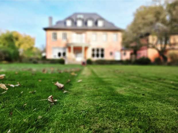 Gestreifter Rasen vor einem herrschaftlichen Anwesen