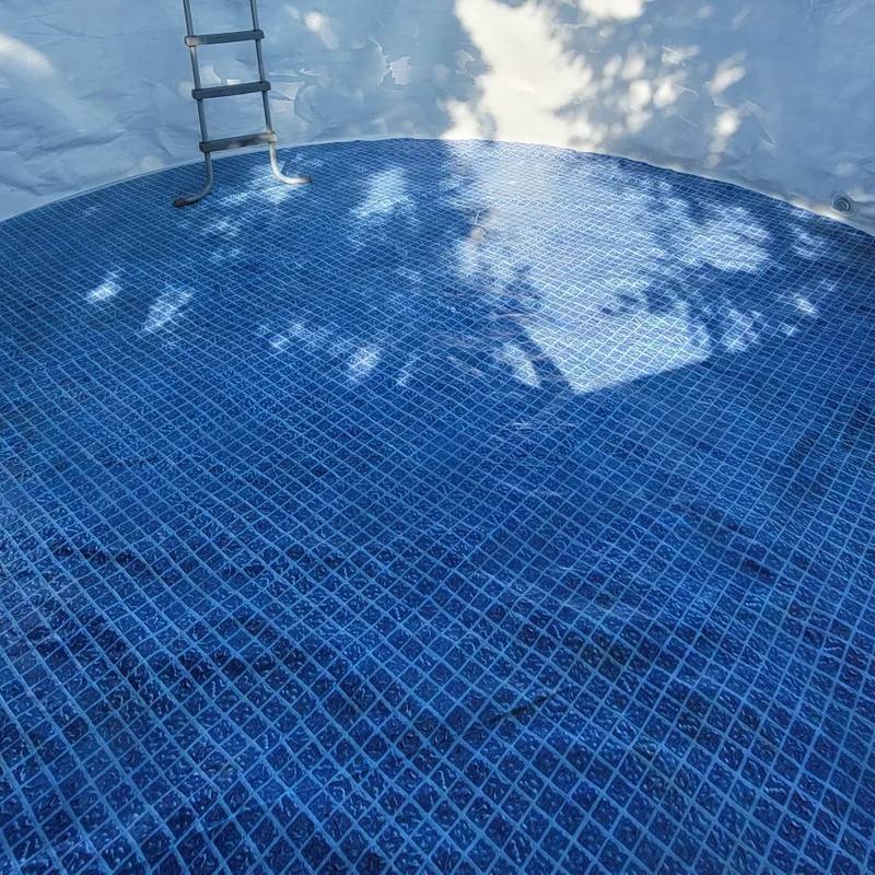 Sauberer, klarer Pool mit blauer Folie nach der Reinigung